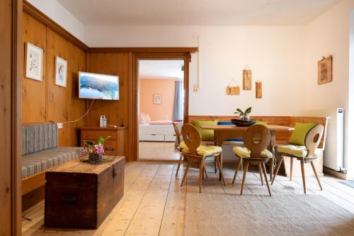 uma sala de estar com uma mesa de madeira e cadeiras em Absteige Innsbruck- Zentrale Ferienapartments em Innsbruck