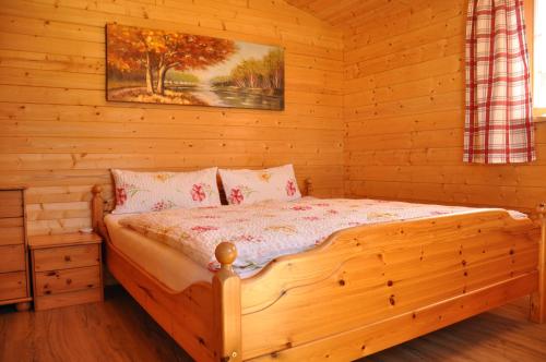 a bedroom with a bed in a log cabin at Ferienhaus Altmann 1 in Sankt Magdalena