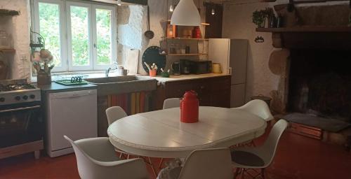 Treize-Vents的住宿－Gîte de la Roche，厨房配有红色蜡烛的桌子