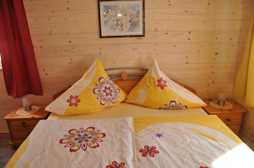 1 dormitorio con 1 cama con 2 almohadas en Ferienhaus Altmann 2, en Sankt Magdalena