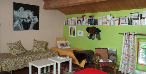 Treize-Vents的住宿－Gîte de la Roche，客厅配有沙发和桌子