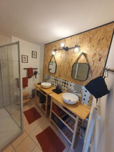 Baño con 2 lavabos y espejo en Casa Talbat en Chauvigny