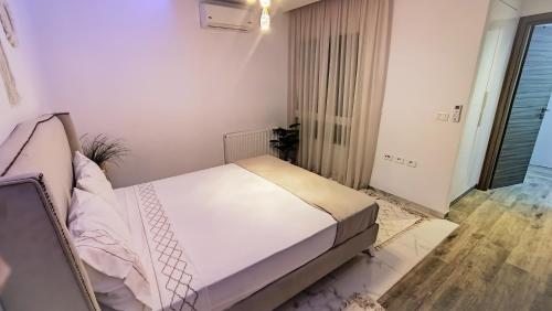 a bedroom with a large bed in a room at Ideal Appart El Wahat VIP in El Aouina