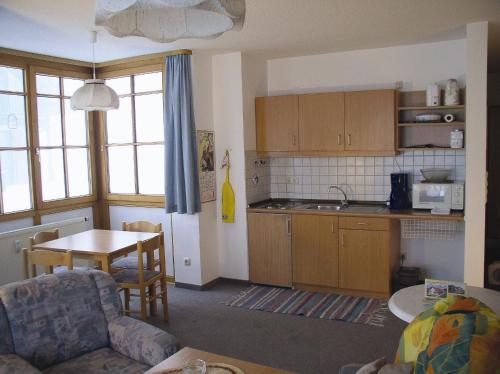 eine Küche mit einem Sofa und einem Tisch in einem Zimmer in der Unterkunft Appartements Sonnenwald in Unterlangfurth