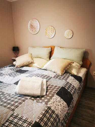 HalbemondにあるVilla Carmenの枕が2つ置かれたベッドのある寝室