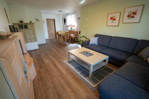 ein Wohnzimmer mit einem Sofa und einem Tisch in der Unterkunft Ferienwohnung-Kappl in Tännesberg