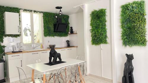 a kitchen with a table with a cat statue on it at Tous'o'Zoo, au cœur du centre-ville in Saint-Aignan