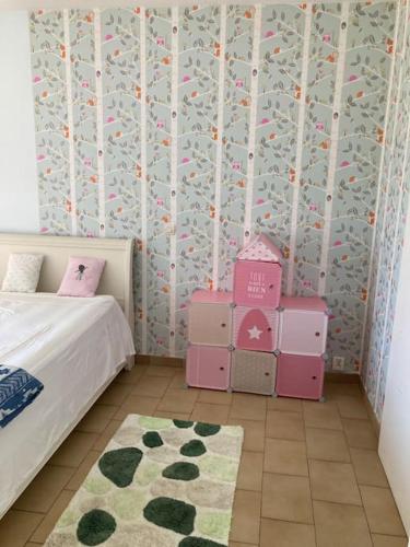 - une chambre avec un lit et des boîtes à l'étage dans l'établissement Spacieux 2 pièces au calme à 5 min des plages, à Antibes