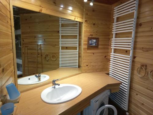 une salle de bain avec deux lavabos et un miroir dans l'établissement 2 Pièces à 20m des Pistes avec Parking à Tignes - FR-1-449-65, à Tignes