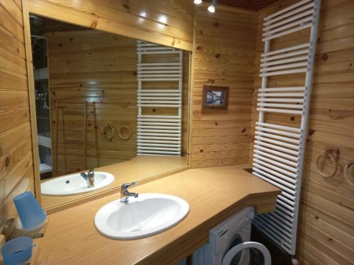 a bathroom with two sinks and a mirror at Appartement Tignes, 2 pièces, 7 personnes - FR-1-449-65 in Tignes