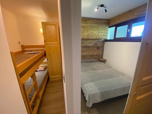 een kleine slaapkamer met een bed en een bureau bij Appartement La Clusaz, 2 pièces, 6 personnes - FR-1-459-76 in La Clusaz