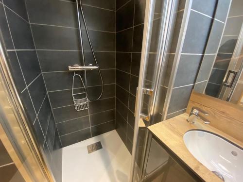 y baño con ducha y lavamanos. en Appartement La Clusaz, 2 pièces, 6 personnes - FR-1-459-76, en La Clusaz