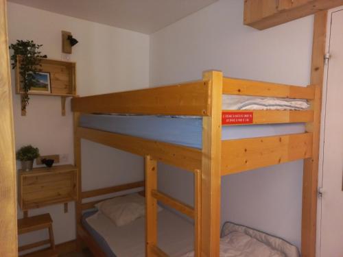a bunk bed in a room with a bunk bed in a room at Studio Tignes, 1 pièce, 4 personnes - FR-1-449-72 in Tignes