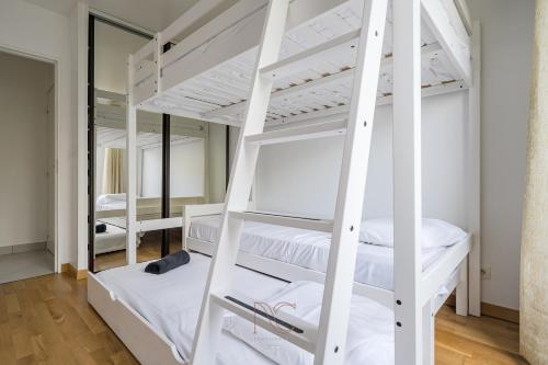 - une chambre avec lits superposés dans une auberge de jeunesse dans l'établissement Disneyland-Paris 8pers, Wifi, Parking, Garden, à Montévrain