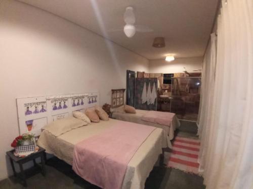 מיטה או מיטות בחדר ב-Casa com Vista para Montanhas - C Diamantina