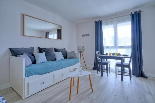 Schlafzimmer mit einem Bett mit einem Spiegel und einem Tisch in der Unterkunft Logement Elia in Courcouronnes