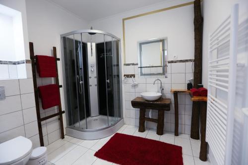 y baño con ducha y lavamanos. en EHM Resort Mesteri, en Mesteri