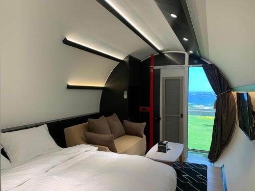 ein Schlafzimmer mit einem Bett, einem Stuhl und einem Fenster in der Unterkunft Tube18 in Green Island