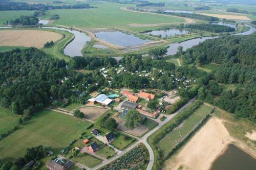 eine Luftansicht eines Hauses neben einem Fluss in der Unterkunft Ferienpark Geesthof in Hechthausen