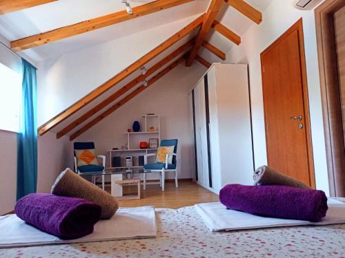 - une chambre avec des oreillers violets sur un lit dans l'établissement Villa Tanya - modern 3 bedroom house seconds away from the sea, à Zaton