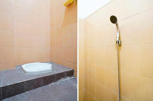 y baño con ducha y aseo. en SPOT ON 91394 Pondok Paskal Syariah en Bandung