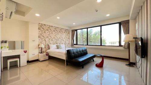 花蓮市にあるCharming Hostelの部屋にベッドと椅子がある寝室