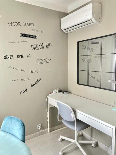 Photo de la galerie de l'établissement Only for ladies!! Comfortable shared homestay, Nice west cosy flat with balcony, near airport, train, beach, public transport, supermarket, à Nice