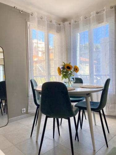 Photo de la galerie de l'établissement Only for ladies!! Comfortable shared homestay, Nice west cosy flat with balcony, near airport, train, beach, public transport, supermarket, à Nice