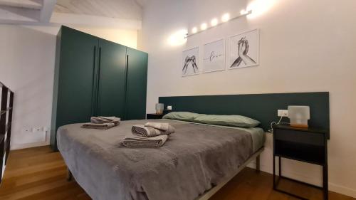 1 dormitorio con 1 cama grande y cabecero verde en PORTA NUOVA - Casa Vacanze Ai Mille - 5, en Bérgamo