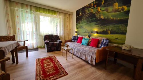 un salon avec un canapé et un tableau au mur dans l'établissement Atina Hotel, à Bad Wildbad