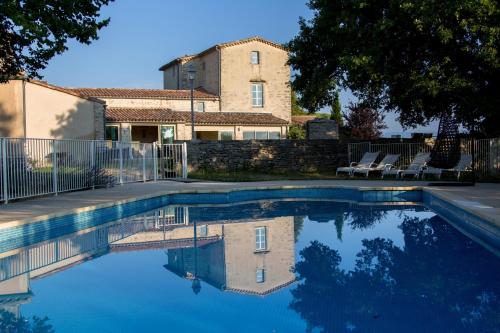 - une piscine en face d'une maison dans l'établissement Mas De Baumes, à Ferrières-les-Verreries