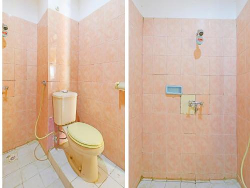 a bathroom with a toilet and a shower at Super OYO 90382 Hotel Sarah Sukabumi in Wanasari