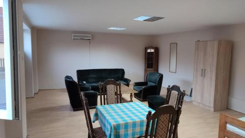 una sala da pranzo con tavolo, sedie, tavolo e sedie. di Kacara ad Arilje