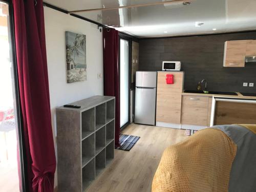 Η κουζίνα ή μικρή κουζίνα στο Le Flamboyant avec piscine chauffée 30° et Jacuzzi