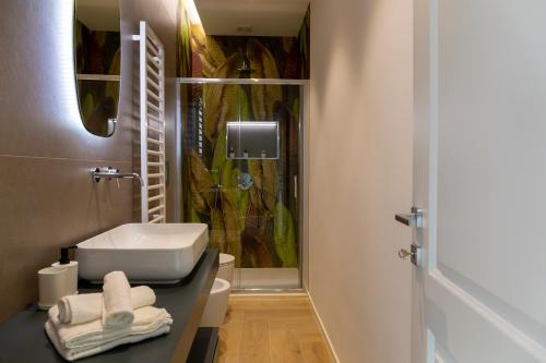een badkamer met een wastafel en een douche bij 7th floor apartment in Foggia