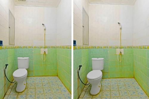 twee toiletten in een badkamer met groene tegels bij OYO 3244 Grand Chandra Hotel in Denpasar