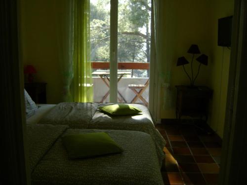 une chambre avec un lit et une grande fenêtre dans l'établissement Gite à Bandol, à Bandol