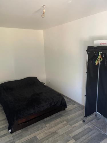 una camera con letto e cassettiera di Appartement RDC calme en hyper centre-ville a Digoin