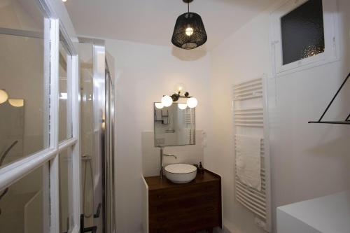 une salle de bain avec un lavabo et des toilettes dans l'établissement La Ciotat AUTHENTIQUE - T3 à 2 pas du port et des plages - Parking souterrain offert, à La Ciotat