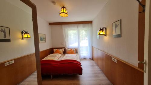 Cette chambre comprend un lit avec une fenêtre et des lumières. dans l'établissement Atina Hotel, à Bad Wildbad