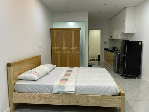 a large bed in a room with a kitchen at Hotel,Căn Hộ Mũi Né Sea link in Phan Thiet