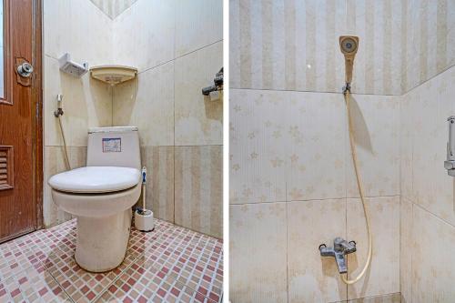 2 Bilder eines Badezimmers mit WC und Dusche in der Unterkunft OYO 91334 Permata Papua Guest House in Pameungpeuk