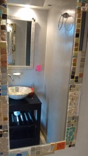 un bagno con lavandino e specchio di Refugio: El Llamado a Villa Las Rosas