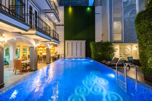a swimming pool in the middle of a building at La Petite Salil Sukhumvit Thonglor 1 in Bangkok