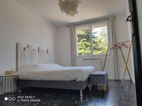a bedroom with a bed and a window at Villa Melbemar in Six-Fours-les-Plages