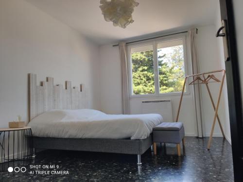une chambre avec un lit et une fenêtre dans l'établissement Villa Melbemar, à Six-Fours-les-Plages