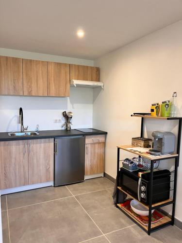 韋克桑地區紹蒙的住宿－Vexin Studio，厨房配有水槽和台面