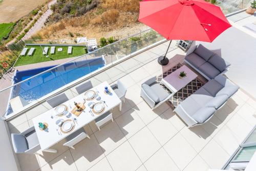 Bazén v ubytovaní Luxury Penthouse Large Terrace OR79 by AORA STAY alebo v jeho blízkosti