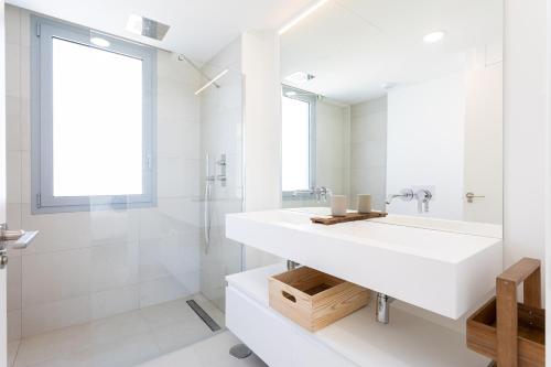 een witte badkamer met een wastafel en een douche bij Luxury Penthouse Large Terrace 2 Bedrooms OR79 by AORASTAY in La Cala de Mijas