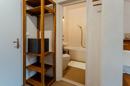 Kúpeľňa v ubytovaní Cozy Blue House Apartment in heart of Old Town